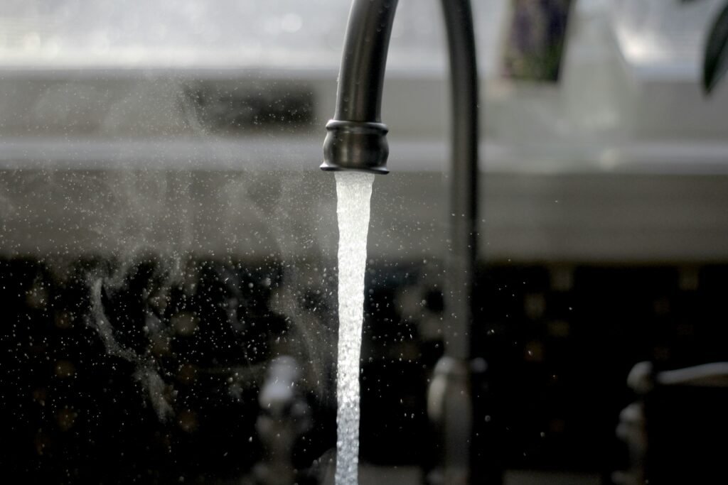 Grifo de agua corriendo como recurso clave a ahorrar en casa