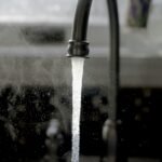 Grifo de agua corriendo como recurso clave a ahorrar en casa