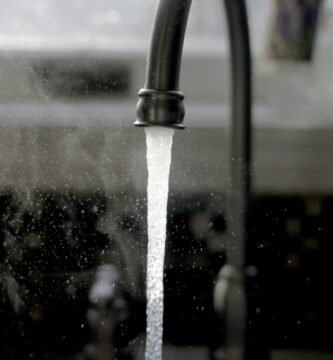 Grifo de agua corriendo como recurso clave a ahorrar en casa