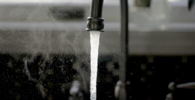 Grifo de agua corriendo como recurso clave a ahorrar en casa