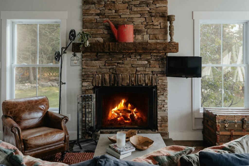 Salón cálido y acogedor con la calefacción optimizada en invierno