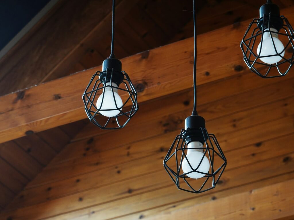 Bombilla LED encendida como truco para ahorrar luz en casa
