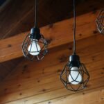 Bombilla LED encendida como truco para ahorrar luz en casa