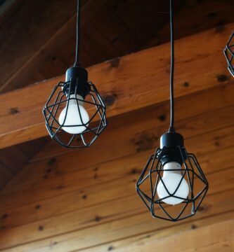 Bombilla LED encendida como truco para ahorrar luz en casa