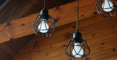 Bombilla LED encendida como truco para ahorrar luz en casa