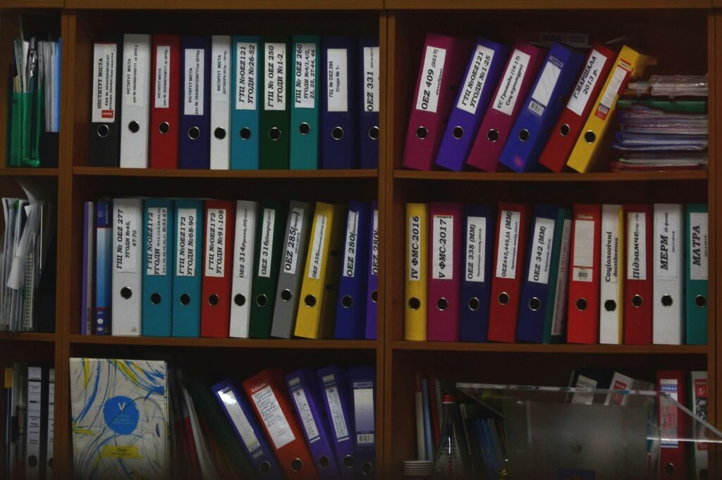 Archivadores etiquetados para documentos importantes en casa