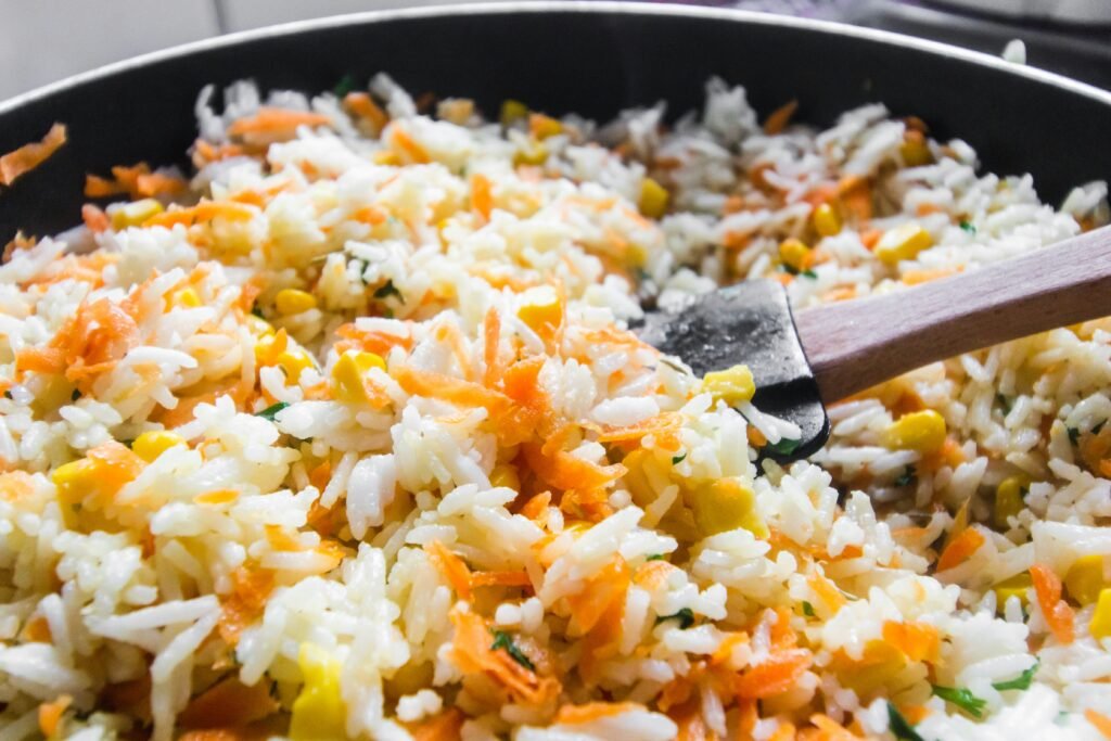 Arroz frito con verduras hecho con sobras
