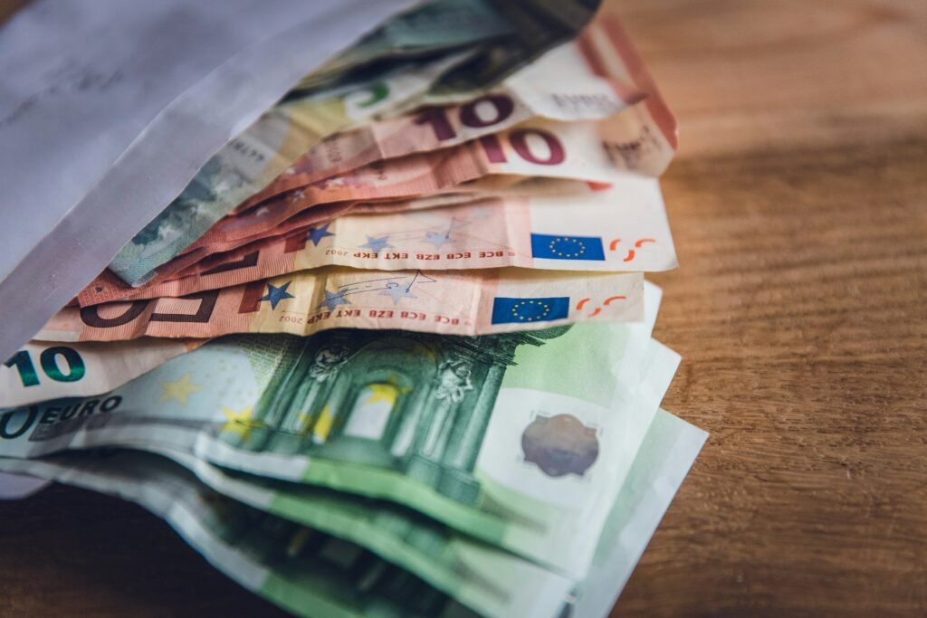 Billetes de euros que se pierden en pequeños gastos diarios