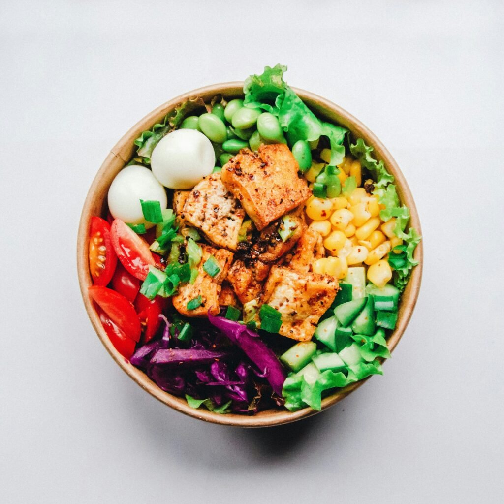 Bowl saludable con cereales y proteína para una cena rápida