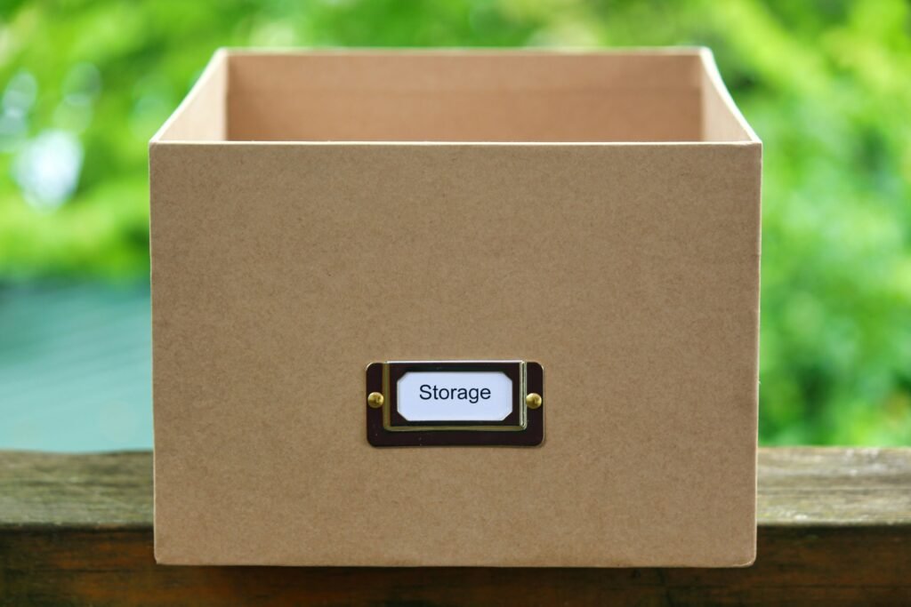 Cajas de plástico etiquetadas para almacenar en el trastero