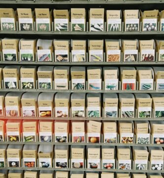 Calendario de siembra con sobres de semillas y semilleros