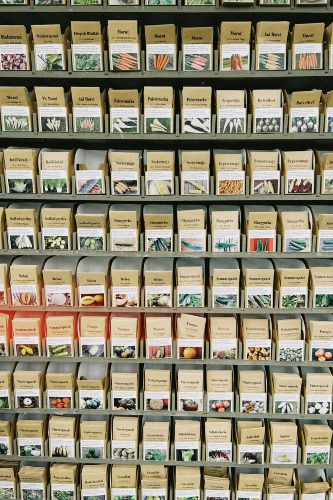 Calendario de siembra con sobres de semillas y semilleros