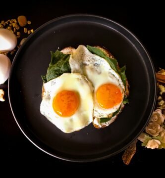 Cena con huevos preparados de varias formas
