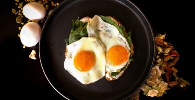 Cena con huevos preparados de varias formas