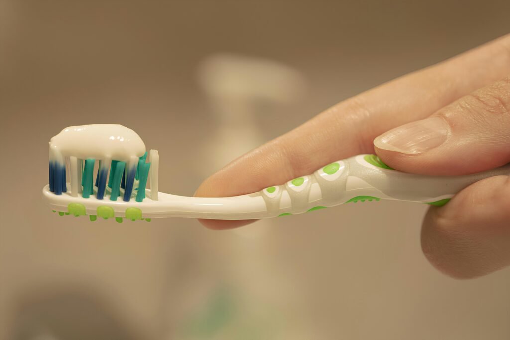 Cepillo de dientes para limpiar juntas del baño paso a paso