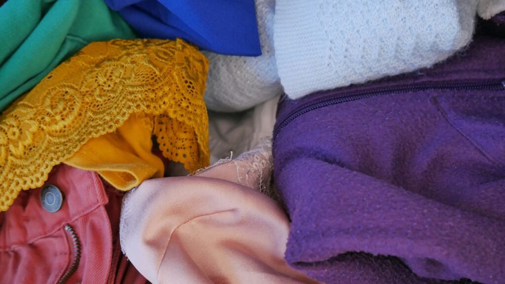 Clasificación de ropa por colores antes de poner la lavadora