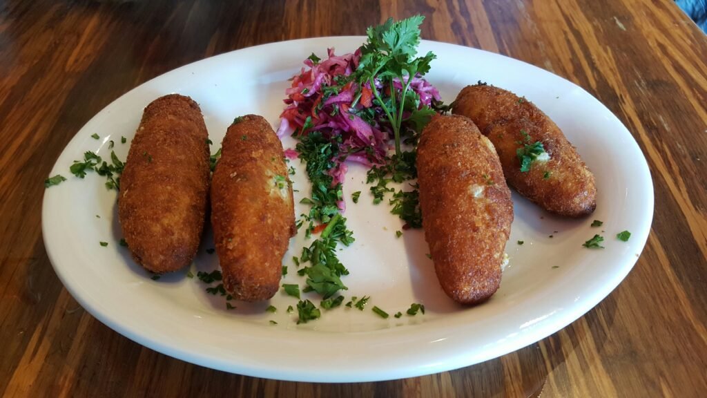 Croquetas hechas con sobras de pollo o jamón