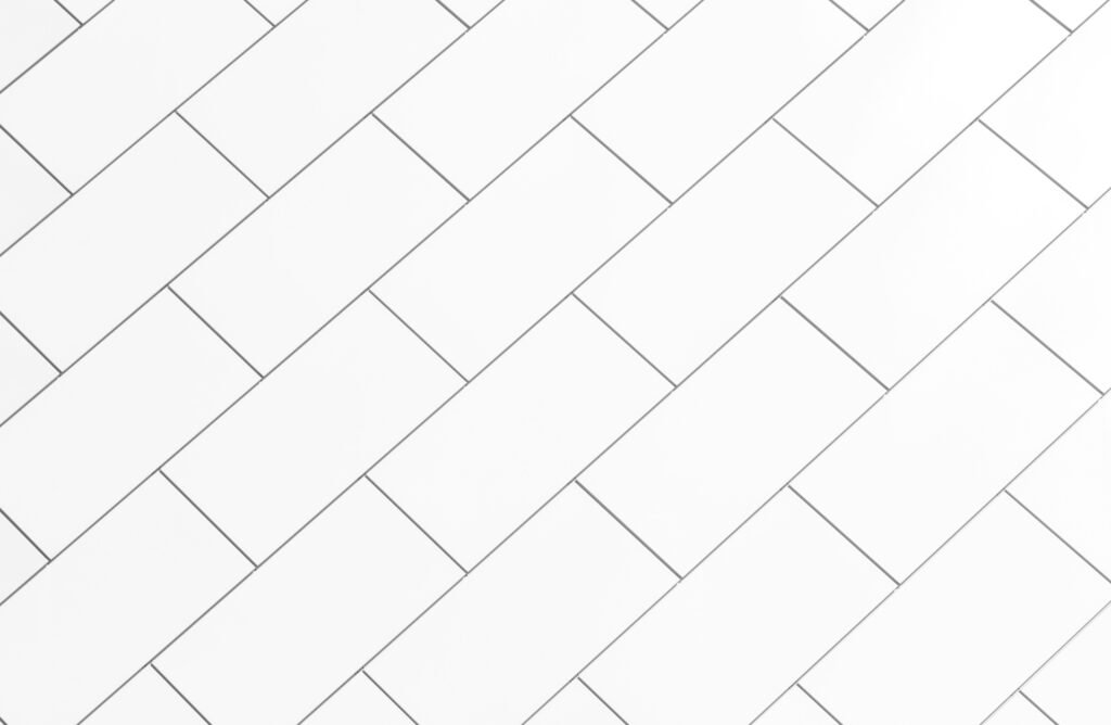 Juntas de azulejos blancas y limpias tras eliminar el moho