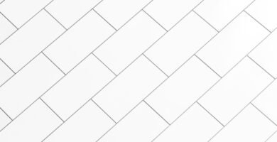 Juntas de azulejos blancas y limpias tras eliminar el moho