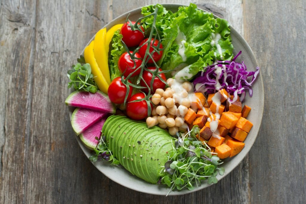 Ensalada completa como plato único y nutritivo