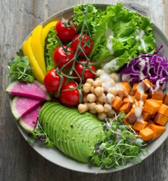 Ensalada completa como plato único y nutritivo
