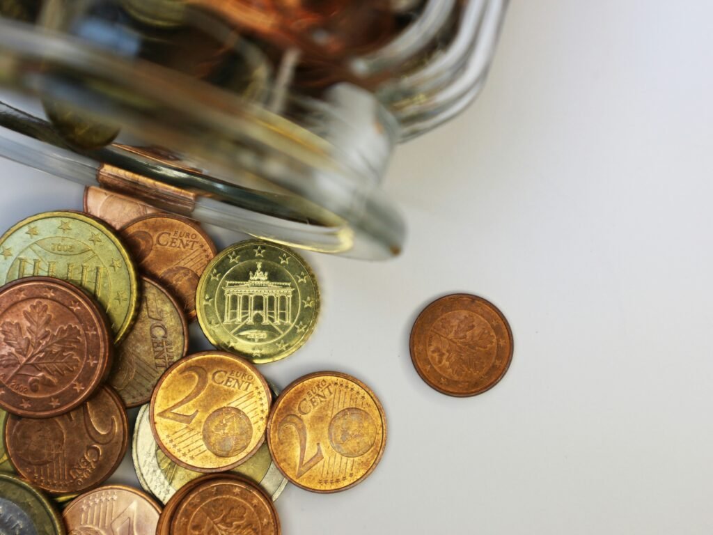Tarro con monedas como referencia al ahorro en gastos hormiga