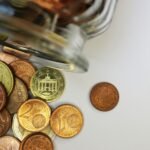 Tarro con monedas como referencia al ahorro en gastos hormiga
