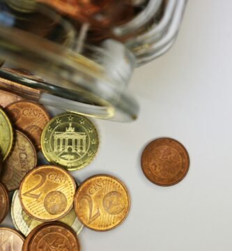 Tarro con monedas como referencia al ahorro en gastos hormiga