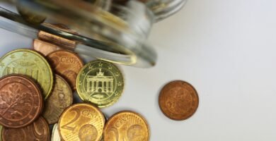 Tarro con monedas como referencia al ahorro en gastos hormiga
