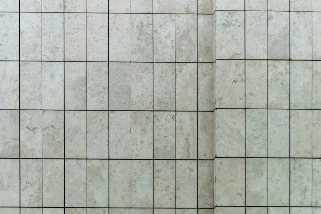 Detalle de juntas de azulejos del baño antes de aplicar antimoho