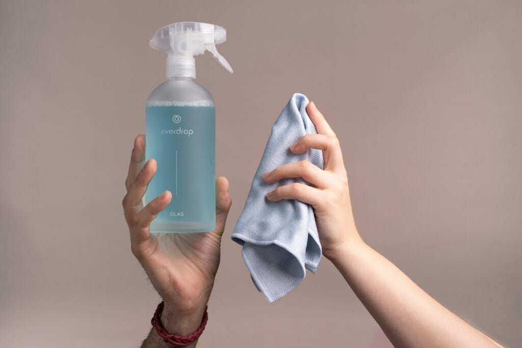 Kit básico de productos para una rutina de limpieza rápida del hogar