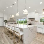 Cocina blanca limpia tras una limpieza profunda