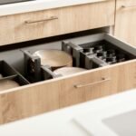 Cajones de cocina organizados con cubierteros y separadores