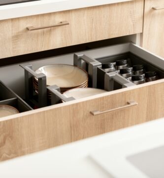 Cajones de cocina organizados con cubierteros y separadores