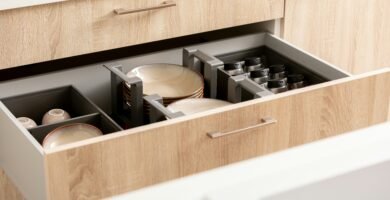 Cajones de cocina organizados con cubierteros y separadores
