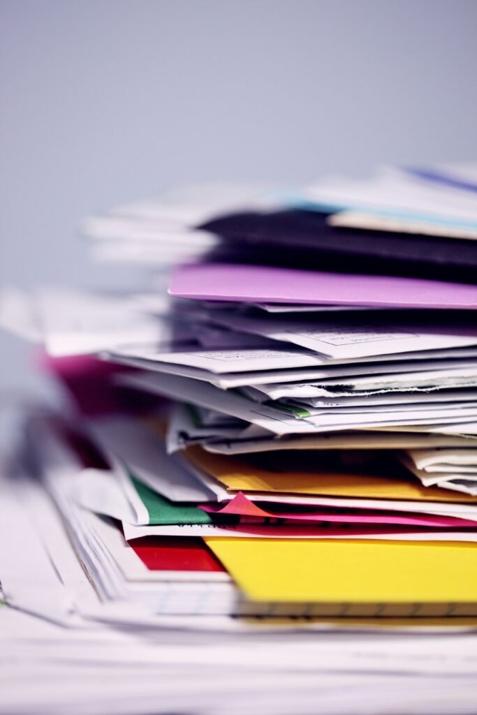 Carpetas de documentos del hogar organizadas por categorías