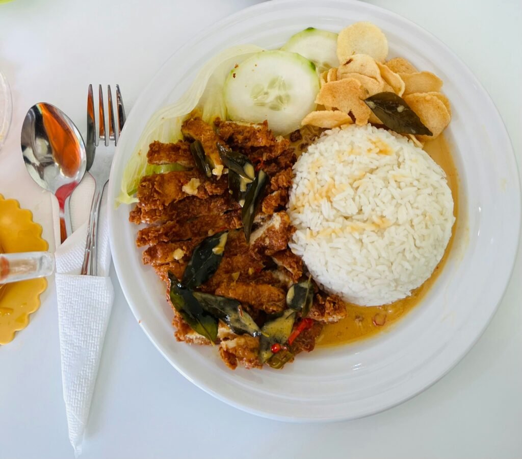 Pollo al curry con arroz como receta rápida