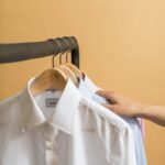 Camisa blanca limpia tras eliminar manchas difíciles