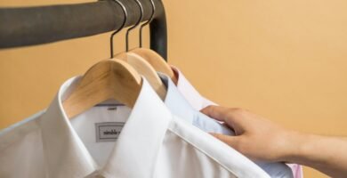 Camisa blanca limpia tras eliminar manchas difíciles