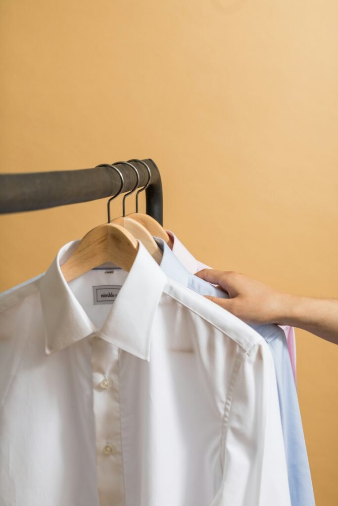 Camisa blanca limpia tras eliminar manchas difíciles