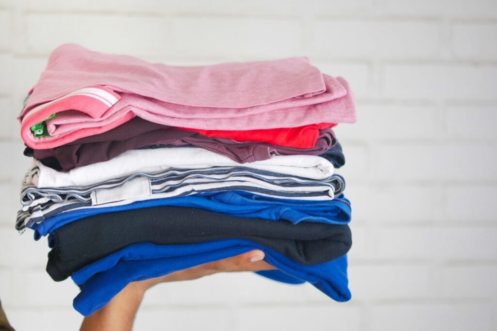 Ropa limpia y doblada después del lavado y tratamiento