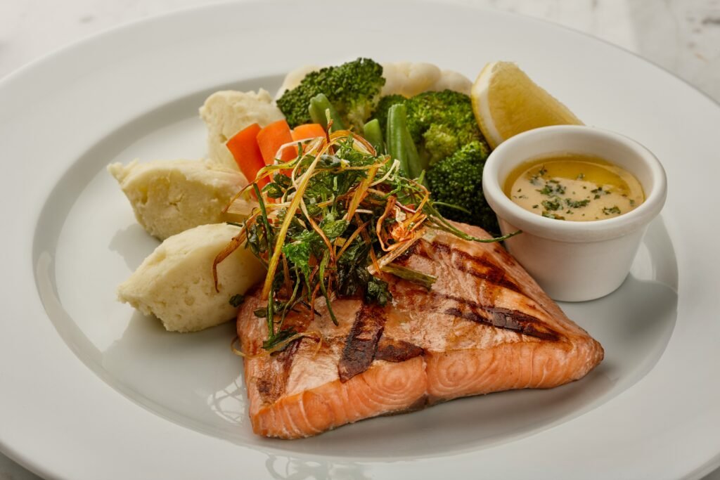 Salmón con verduras como cena rápida y saludable