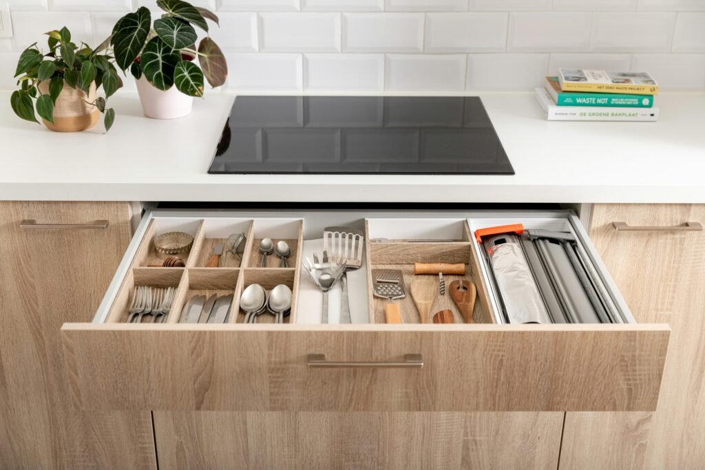 Separadores de bambú para organizar cajones de cocina