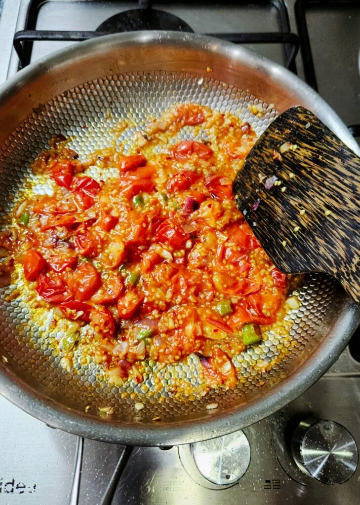 Shakshuka con huevos en salsa de tomate