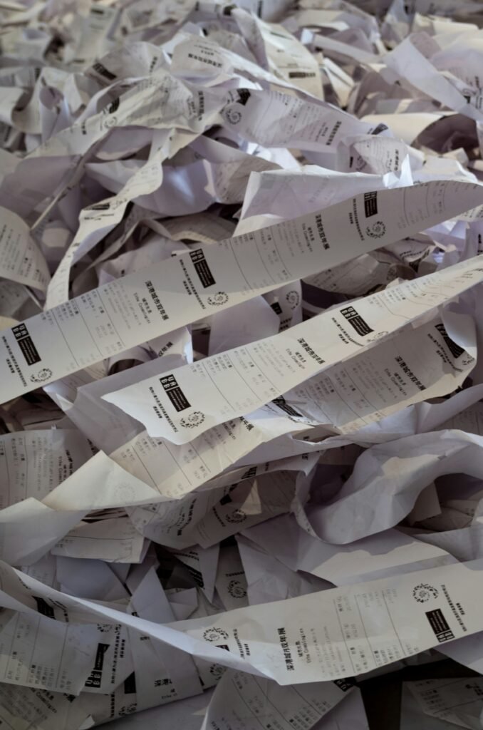 Tickets de compra acumulados que revelan los gastos hormiga