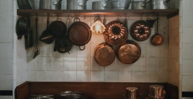 Cocina rústica que evoca los trucos de la abuela para el hogar