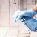 Botella de vinagre blanco usada como producto de limpieza natural