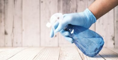 Botella de vinagre blanco usada como producto de limpieza natural