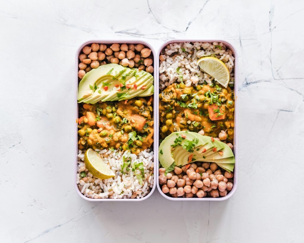 Tupper con pollo, arroz y verduras como menú equilibrado