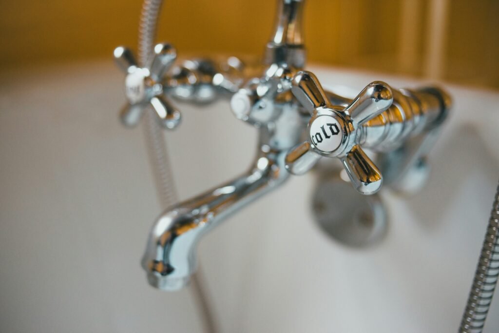 Grifo del baño limpio y brillante tras aplicar vinagre blanco